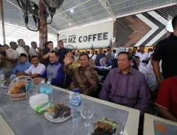 Prabowo Ngopi Bareng Warga dan Relawan di Kedai Kopi Aceh: Luar Biasa Rasanya!