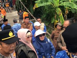 Putus Akibat Banjir, Bupati Pesisir Selatan Tinjau Jembatan Pelangai Gadang Bersama Komisi VIII DPR RI