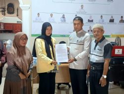 Baznas Pessel Serahkan Beasiswa Program Satu Kecamatan Satu Sarjana (SKSS)