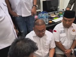 Andre Rosiade Ketua DPP IKM Pusat Salurkan  Bantuan Enam Perantau Pesisir Selatan Jadi Korban Lemparan Batu Saat Demo Di Depan Mapolda Metro Jaya